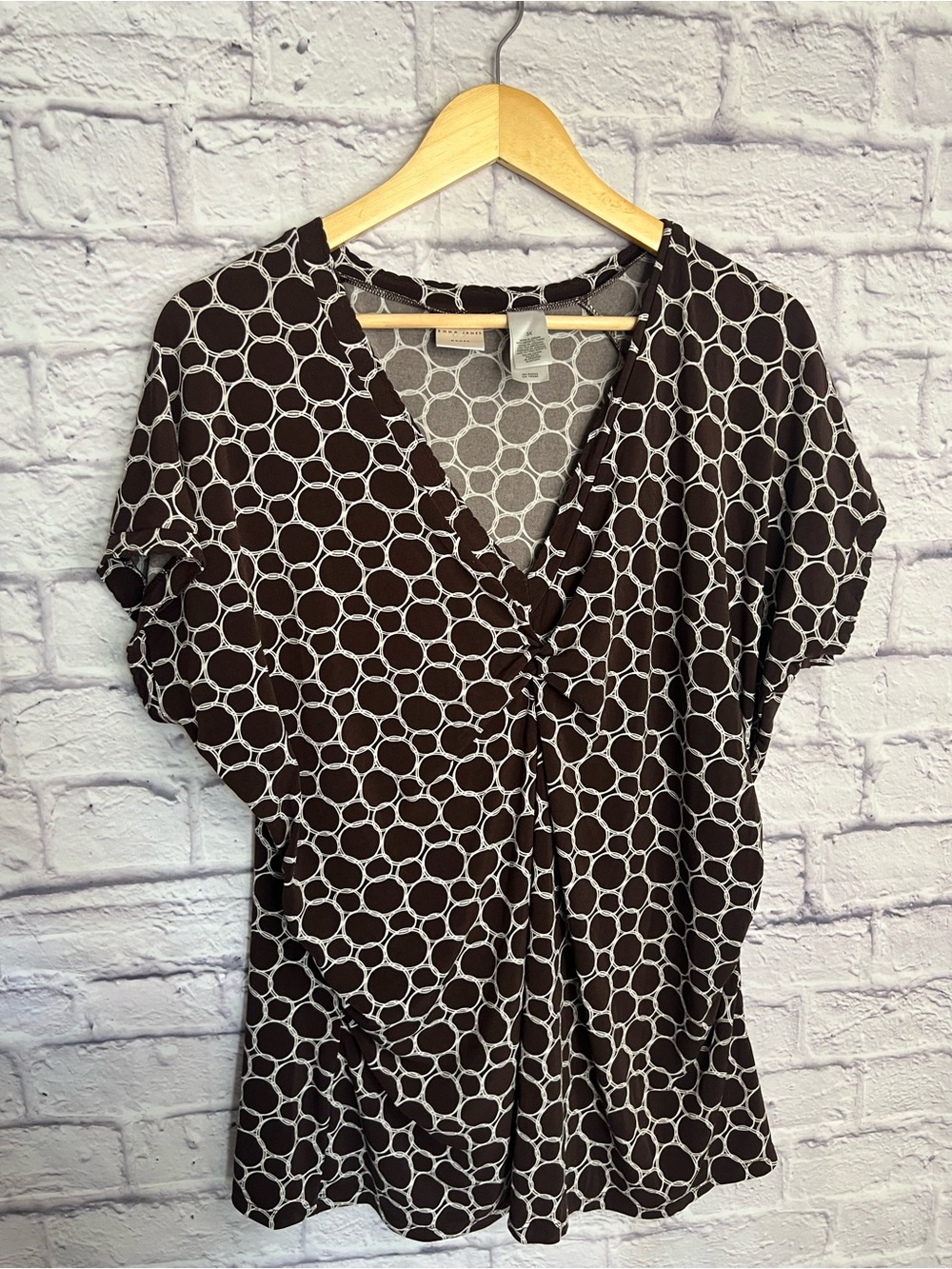 Emma James Brown Geometric Twist Front Top – Women’s 3X